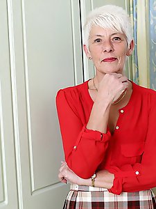 Naughty british mature lady getting horny