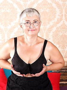 Naughty mature slut getting herself all riled up