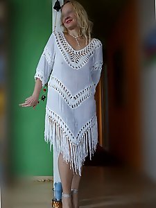 Selena039s posing in white