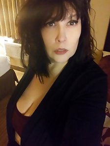 Classy mature hellcat is posing undressed on pix