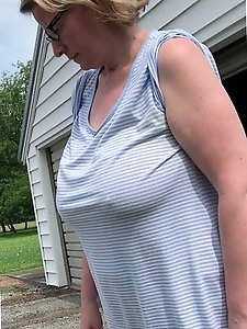Shapely mature granny is showing her sexy curves on picture