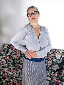 Feisty mature whore shows her skills