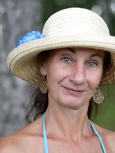 Mature mom is showing her sexy lines on camera