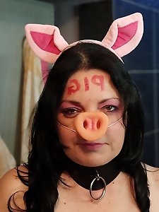 Long-legged aged granny gets her pussy fucked