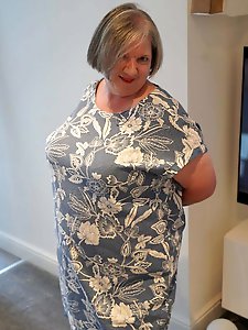 Older strumpets are posing nude on picture