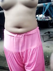 Married MILF giving her Ass