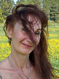 Mature girl is spreading her lips on pix