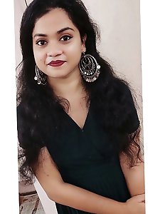 An exceptional mature woman thoroughly enjoys posing