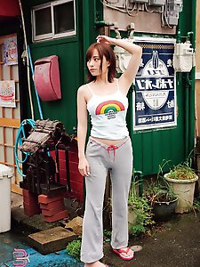 Mature lass is spreading her lips for a photoshoot