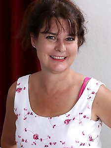 Hairy american housewife showing off her bush