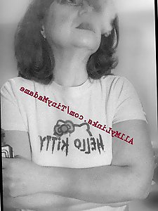 Chubby mature babe is exposing her hot body